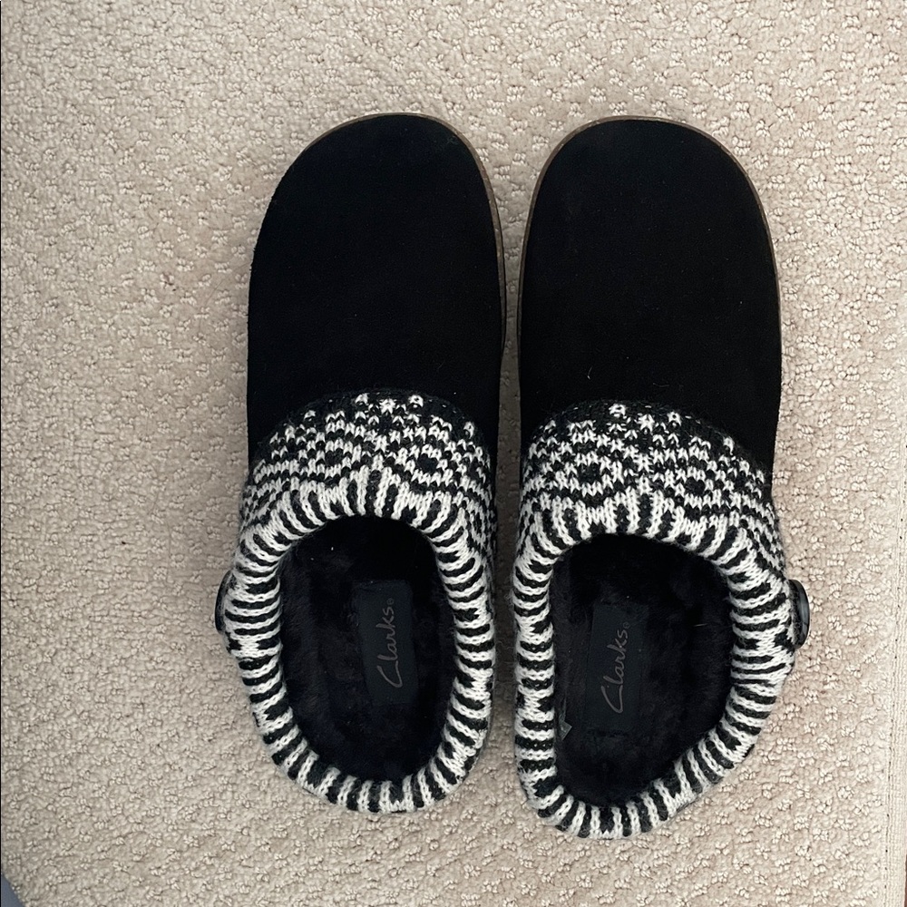 Clarks leather indoor outdoor Women's Black Slippers fleece lined - Picture 2 of 16